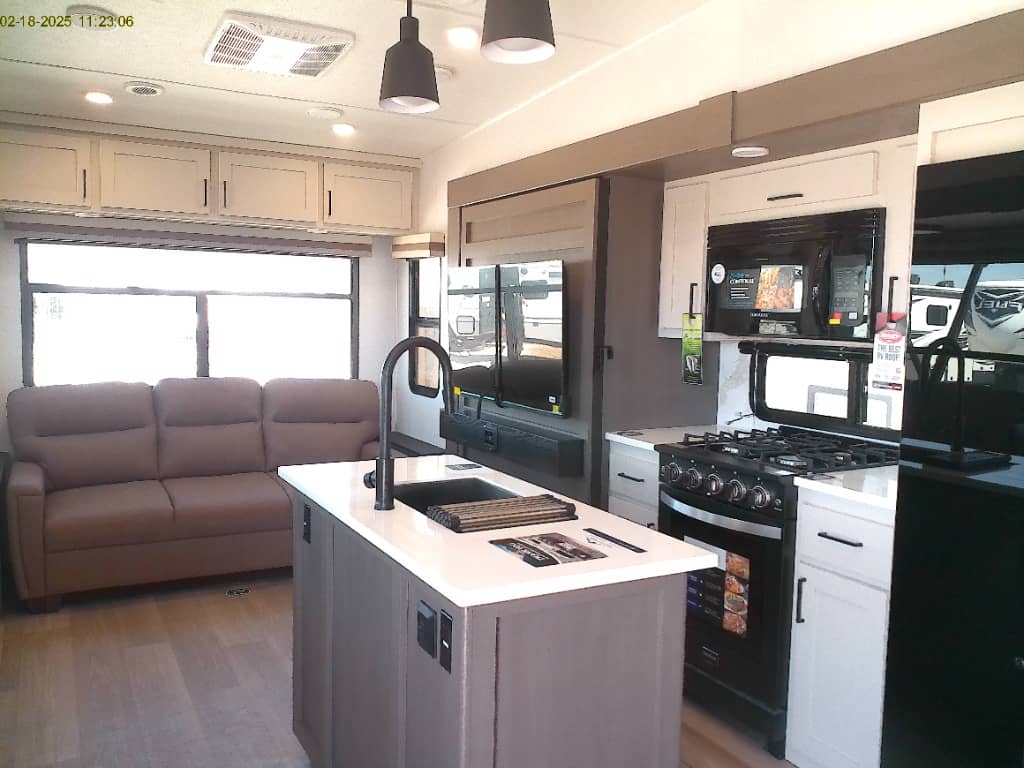 2026 EAST TO WEST 2026 EAST TO WEST Blackthorn - thumbnail 8