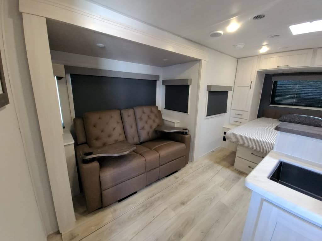 2026 Forest River RV 2026 Forest River RV Surveyor Legend - thumbnail 18