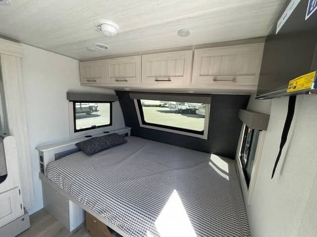 2026 Forest River RV 2026 Forest River RV Surveyor Legend - thumbnail 4