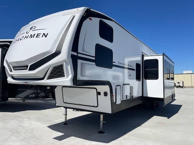 2026 Coachmen 2026 Coachmen Chaparral - thumbnail 3