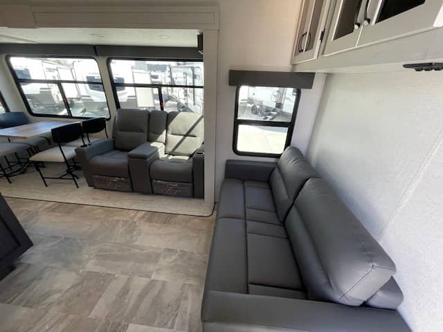 2026 Coachmen 2026 Coachmen Chaparral - thumbnail 6