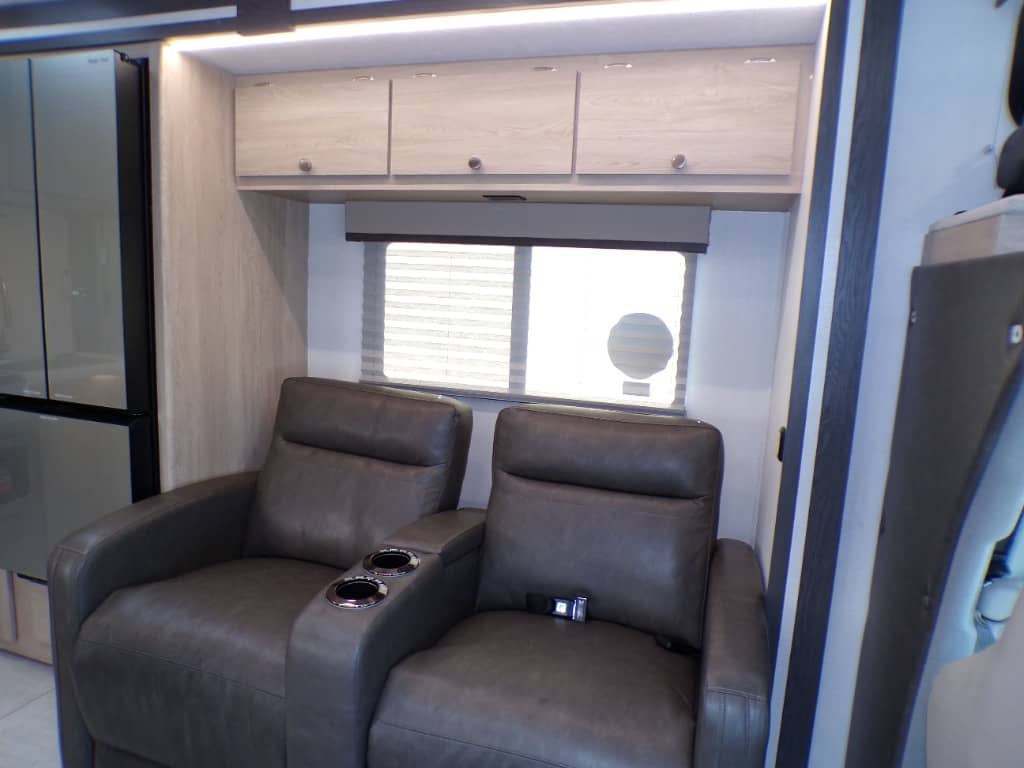 2026 Coachmen 2026 Coachmen Leprechaun - thumbnail 25