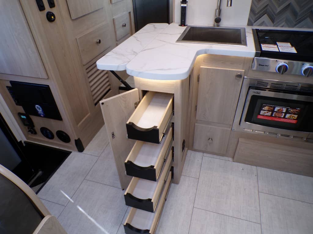 2026 Coachmen 2026 Coachmen Leprechaun - thumbnail 37