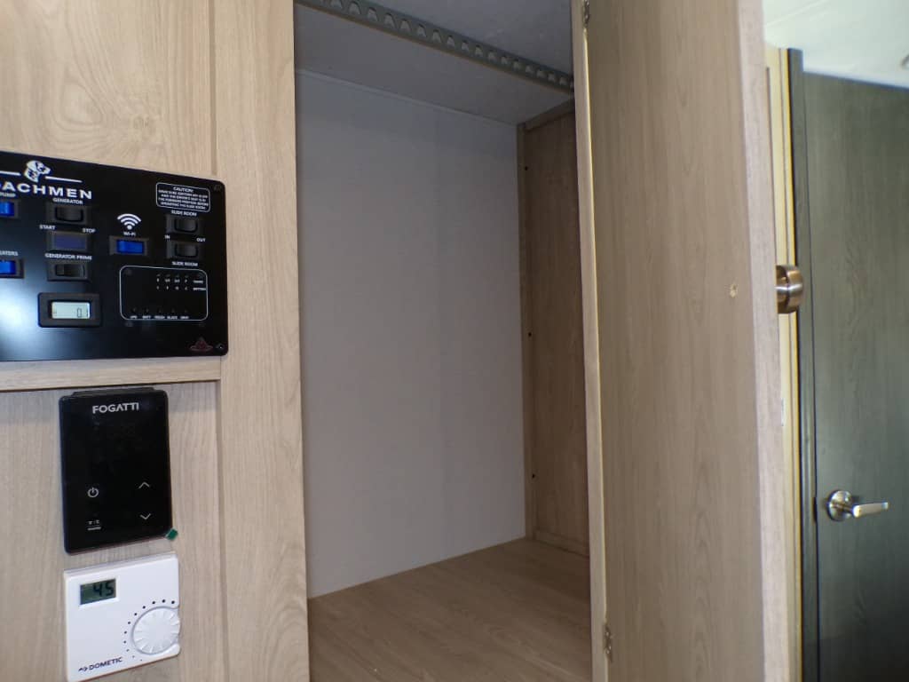 2026 Coachmen 2026 Coachmen Leprechaun - thumbnail 55