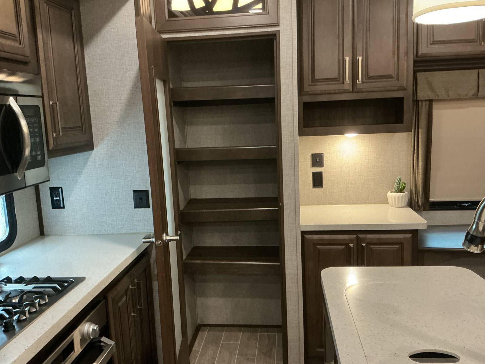 2020 Keystone RV 2020 Keystone RV Alpine - thumbnail 19