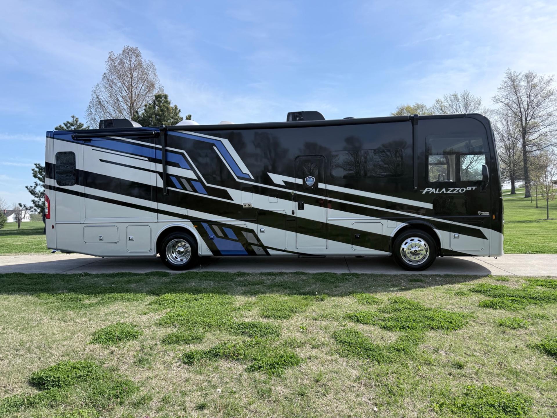 2026 Thor Motor Coach 2026 Thor Motor Coach Palazzo - thumbnail 2