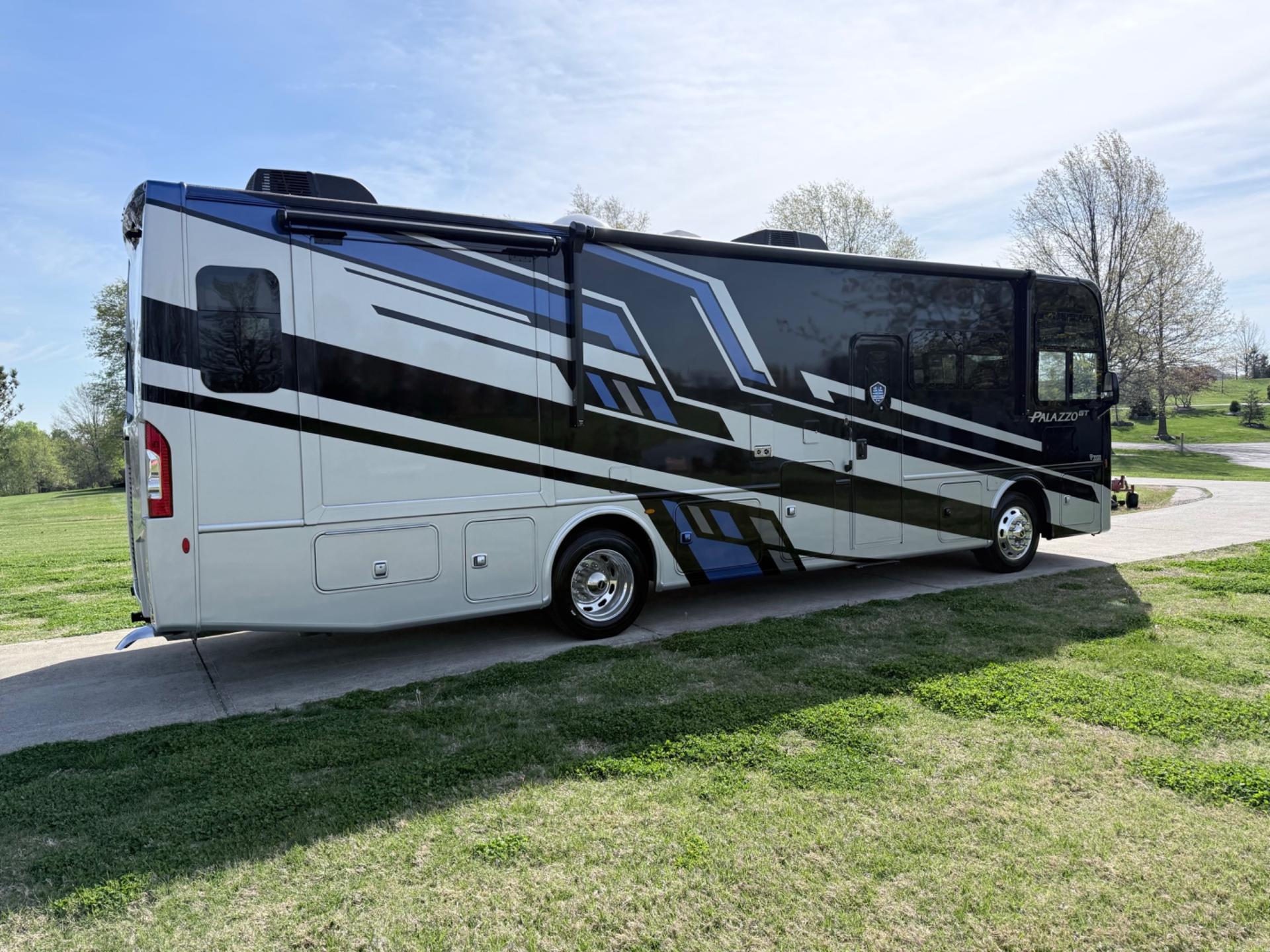 2026 Thor Motor Coach 2026 Thor Motor Coach Palazzo - thumbnail 3