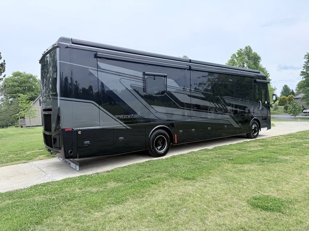 2026 Tiffin 2026 Tiffin Phaeton - thumbnail 3