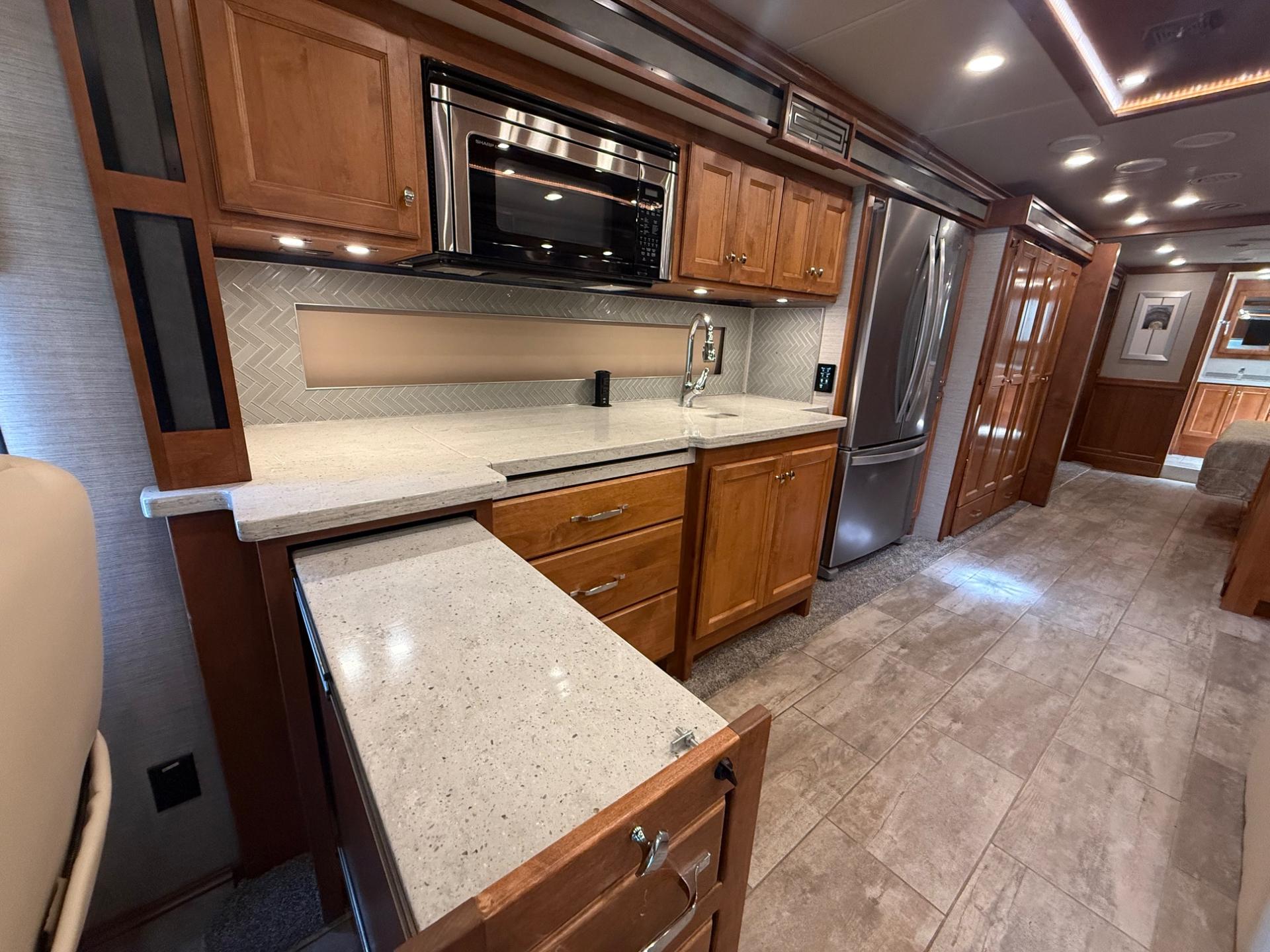2020 Tiffin 2020 Tiffin Allegro Red - thumbnail 16