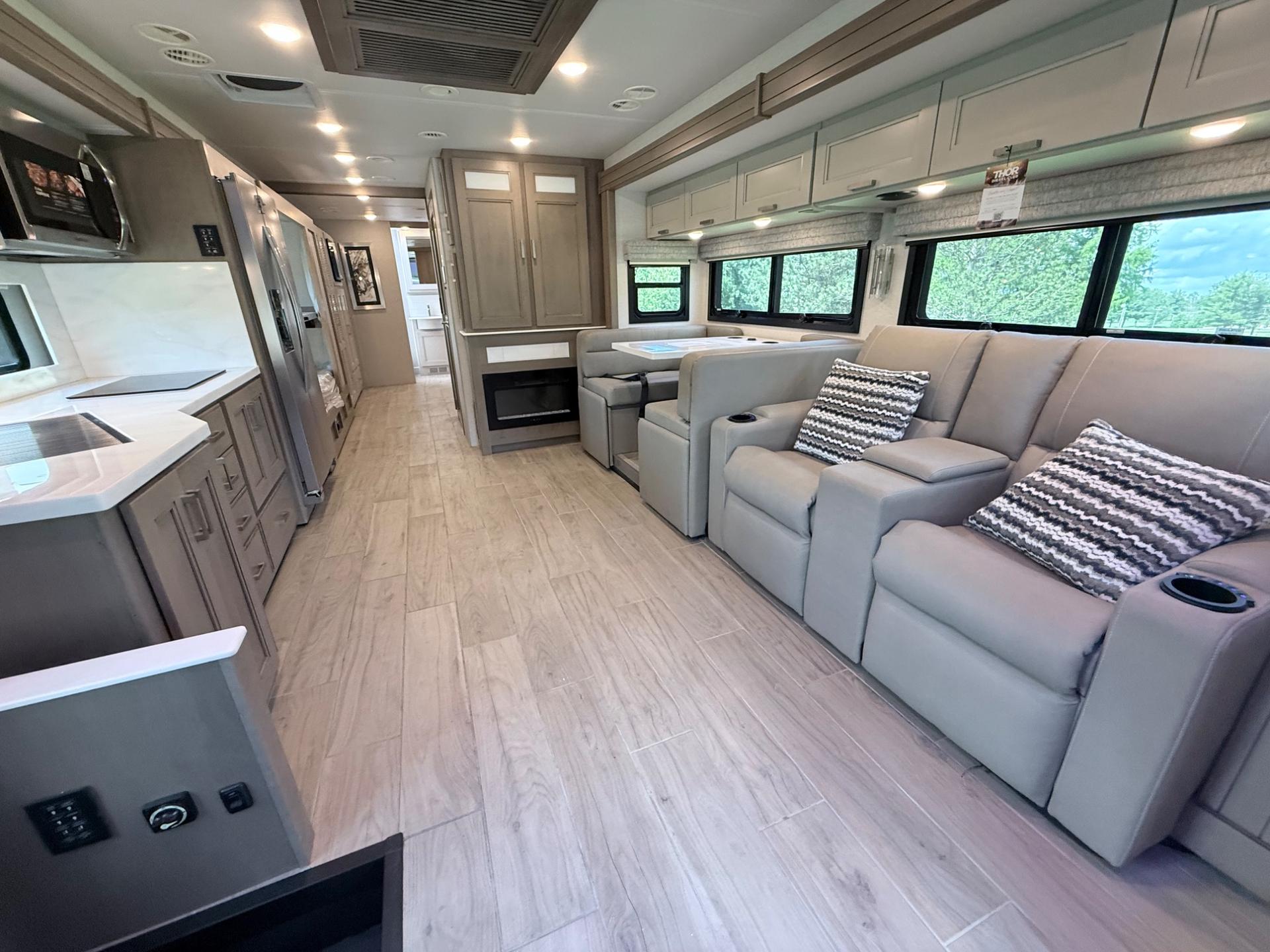 2027 Thor Motor Coach 2027 Thor Motor Coach Pasadena - thumbnail 14