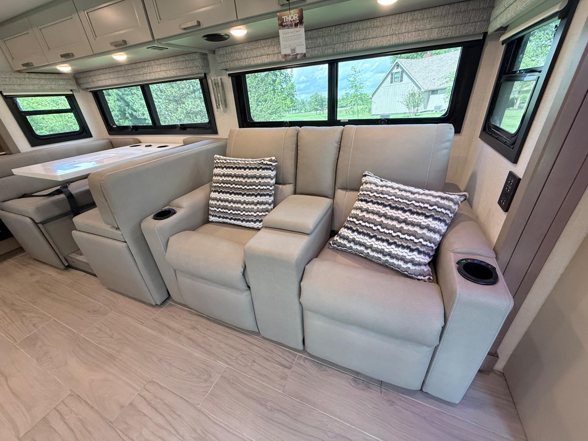 2027 Thor Motor Coach 2027 Thor Motor Coach Pasadena - thumbnail 16
