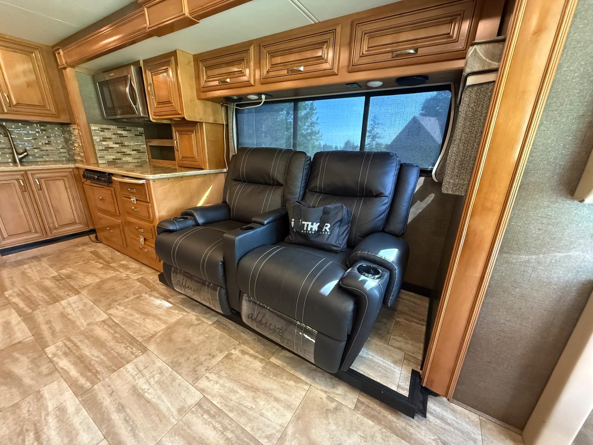 2017 Thor Motorcoach 2017 Thor Motorcoach Challenger - thumbnail 10
