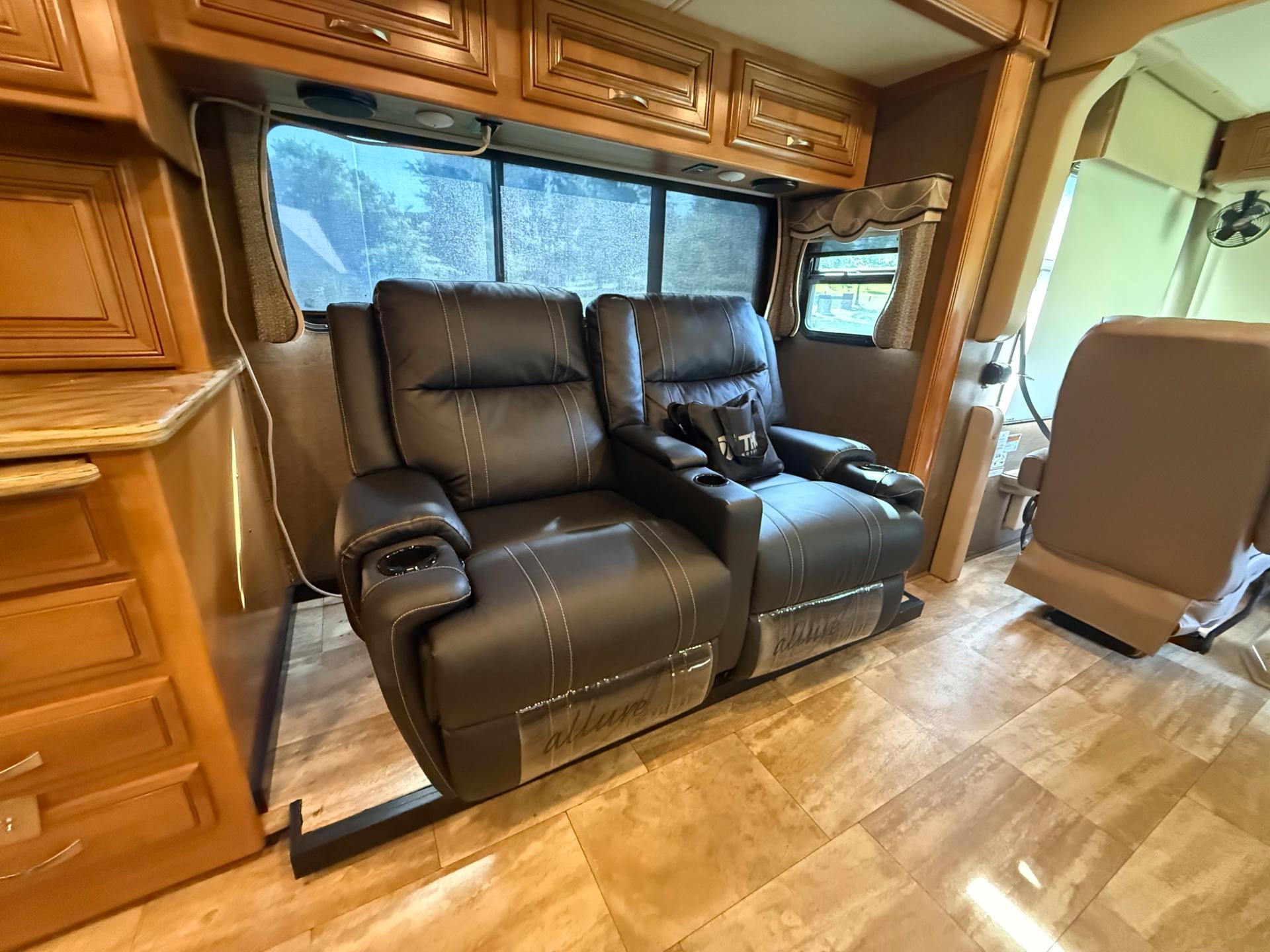 2017 Thor Motorcoach 2017 Thor Motorcoach Challenger - thumbnail 11