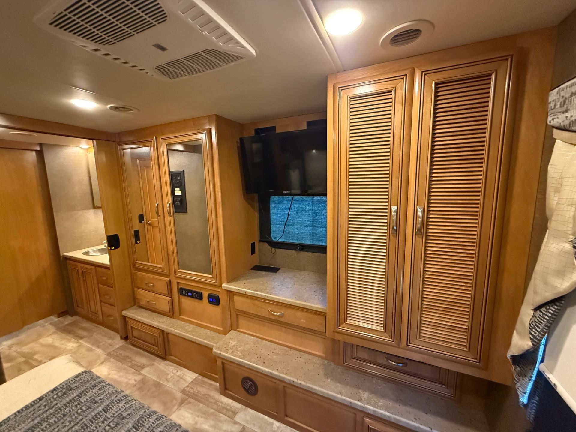 2017 Thor Motorcoach 2017 Thor Motorcoach Challenger - thumbnail 24