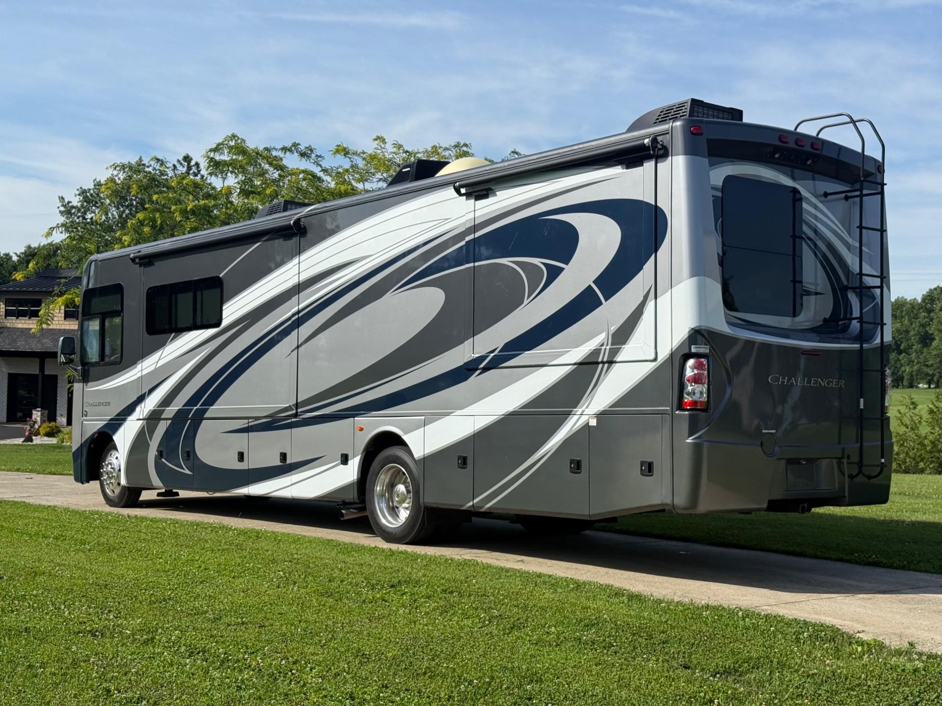 2017 Thor Motorcoach 2017 Thor Motorcoach Challenger - thumbnail 3