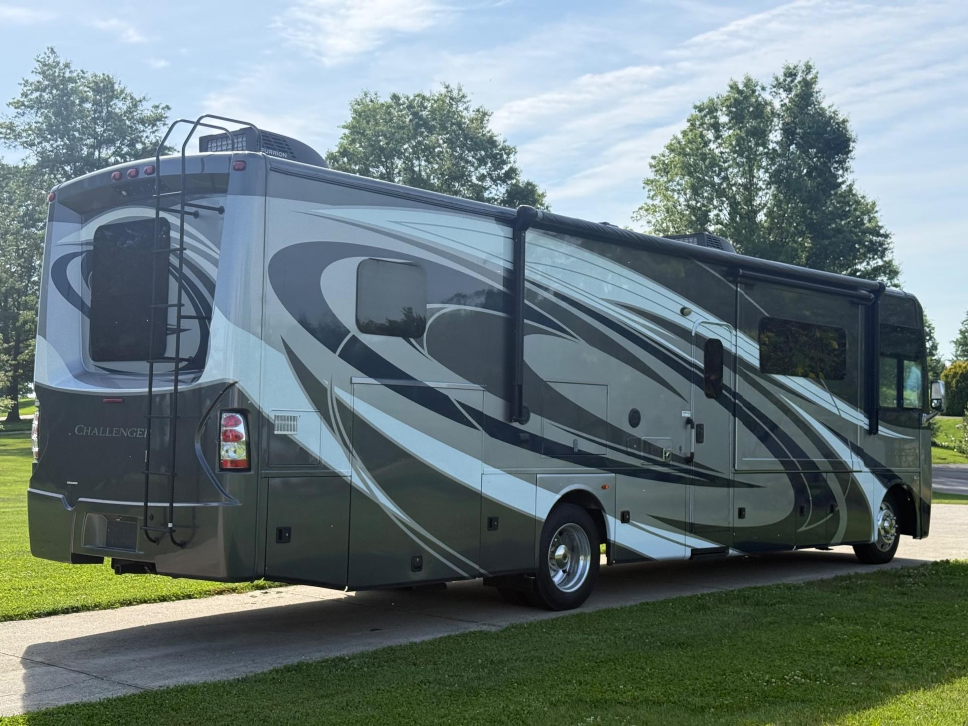 2017 Thor Motorcoach 2017 Thor Motorcoach Challenger - thumbnail 4