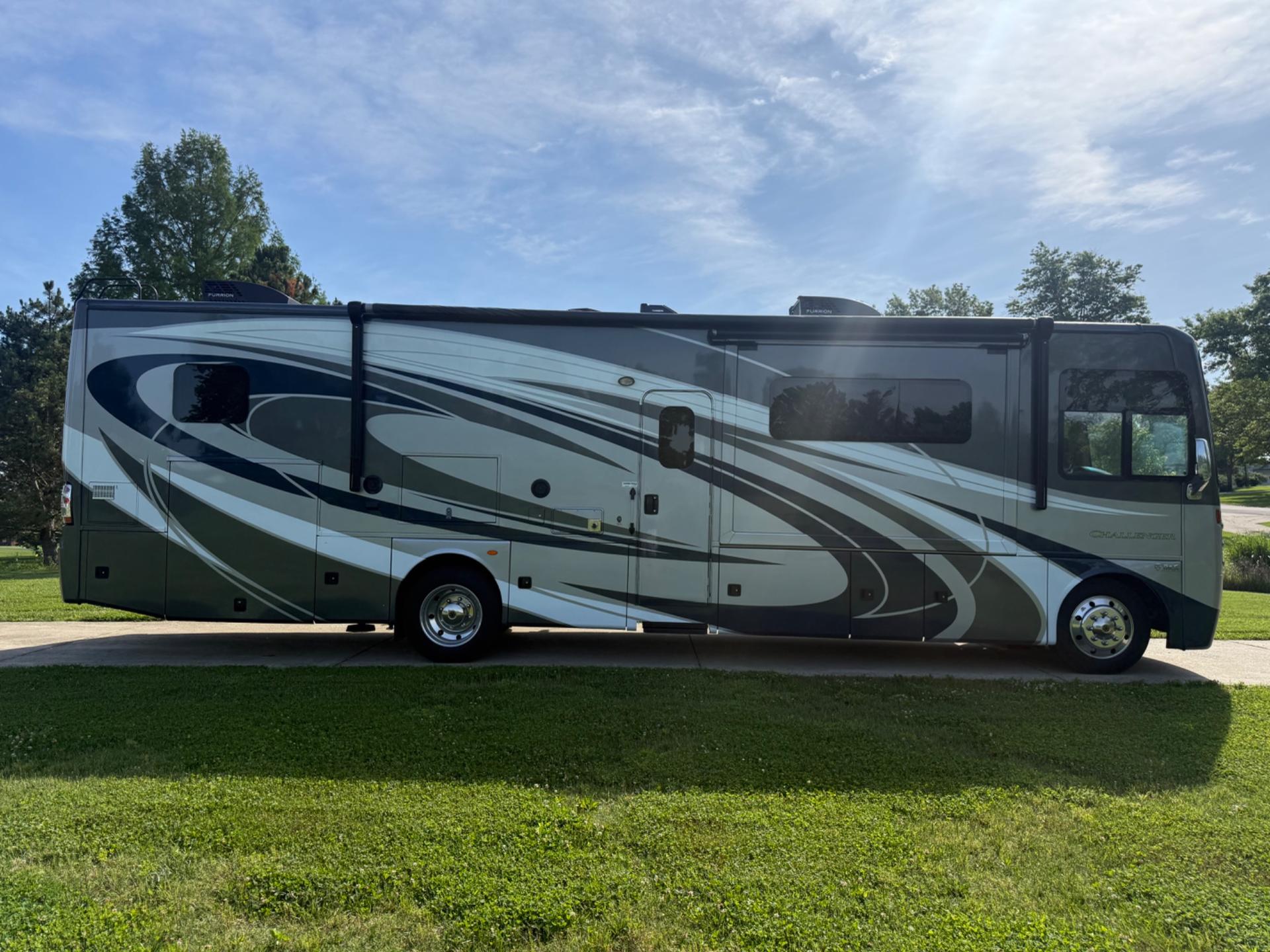2017 Thor Motorcoach 2017 Thor Motorcoach Challenger - thumbnail 5
