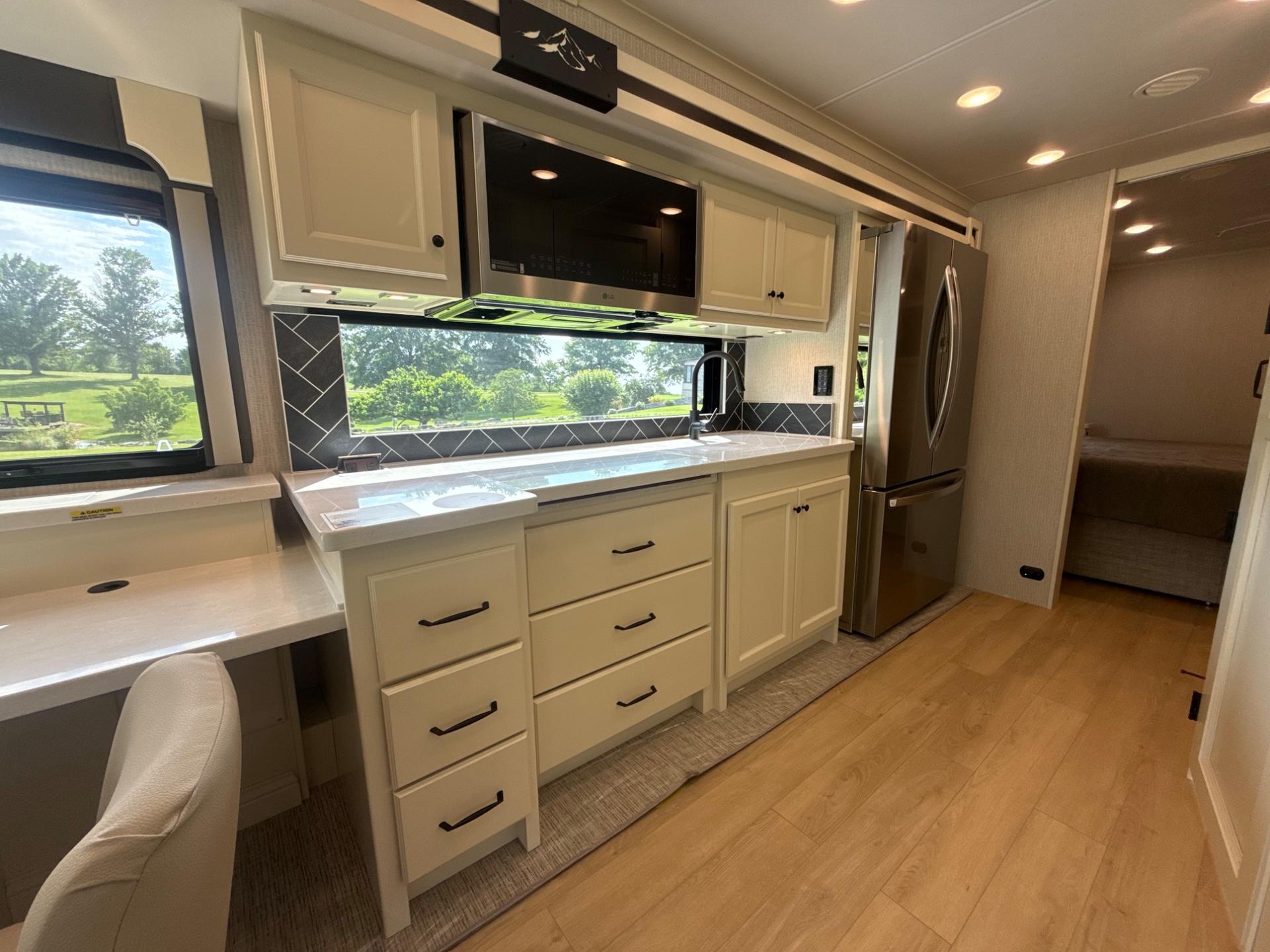 2027 TIFFIN MOTORHOMES 2027 TIFFIN MOTORHOMES Allegro Open Road  - thumbnail 16