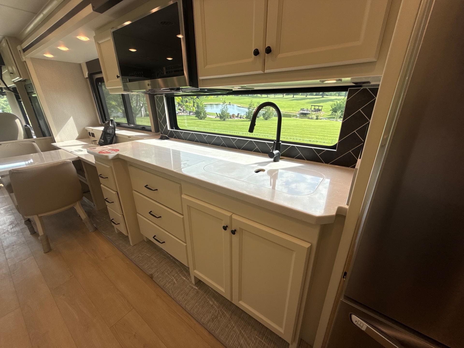 2027 TIFFIN MOTORHOMES 2027 TIFFIN MOTORHOMES Allegro Open Road  - thumbnail 19