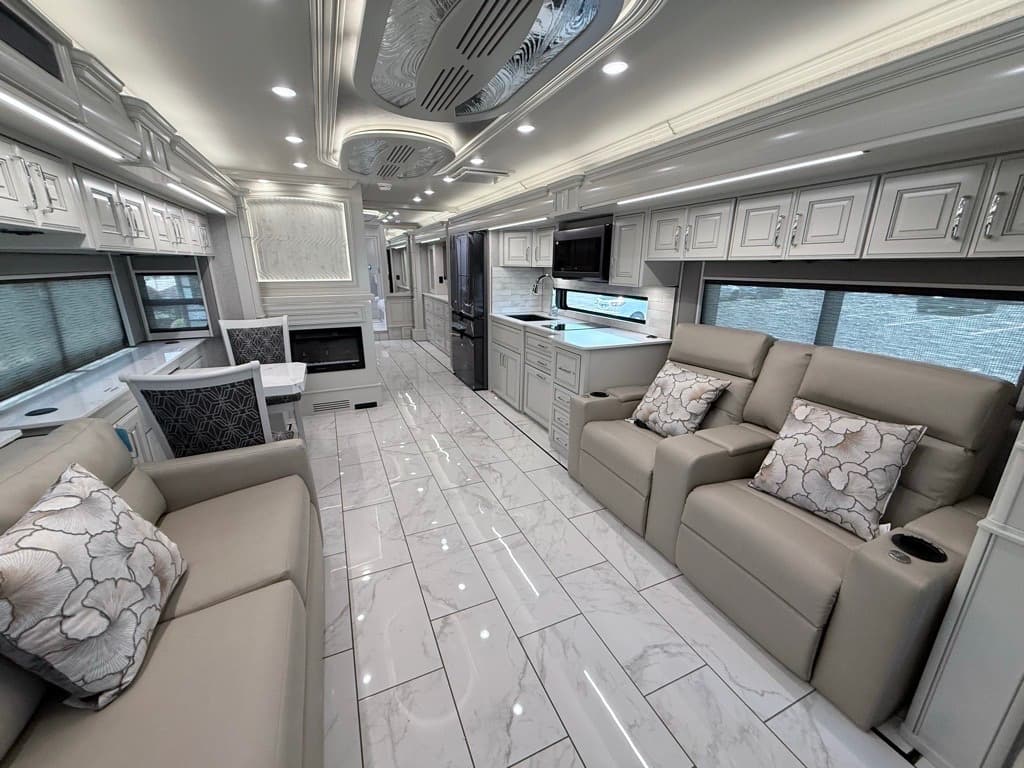 2027 American Coach 2027 American Coach American Dream - thumbnail 3