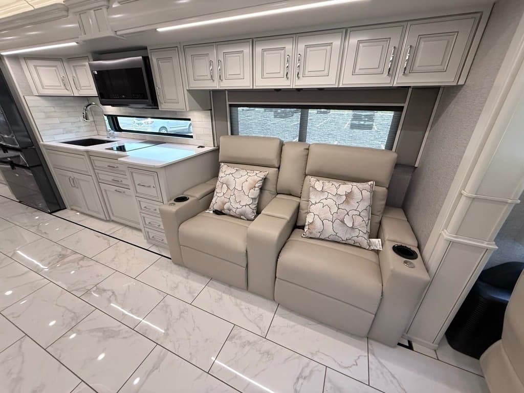 2027 American Coach 2027 American Coach American Dream - thumbnail 9