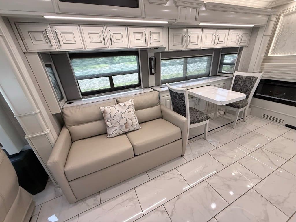 2027 American Coach 2027 American Coach American Dream - thumbnail 10
