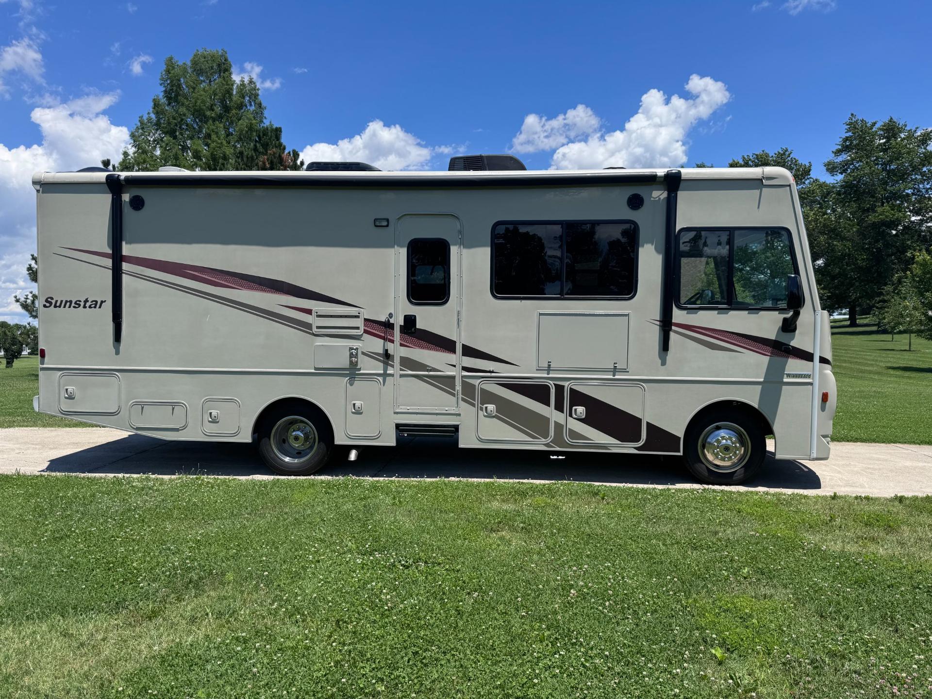 2019 Winnebago 2019 Winnebago Sunstar - thumbnail 2