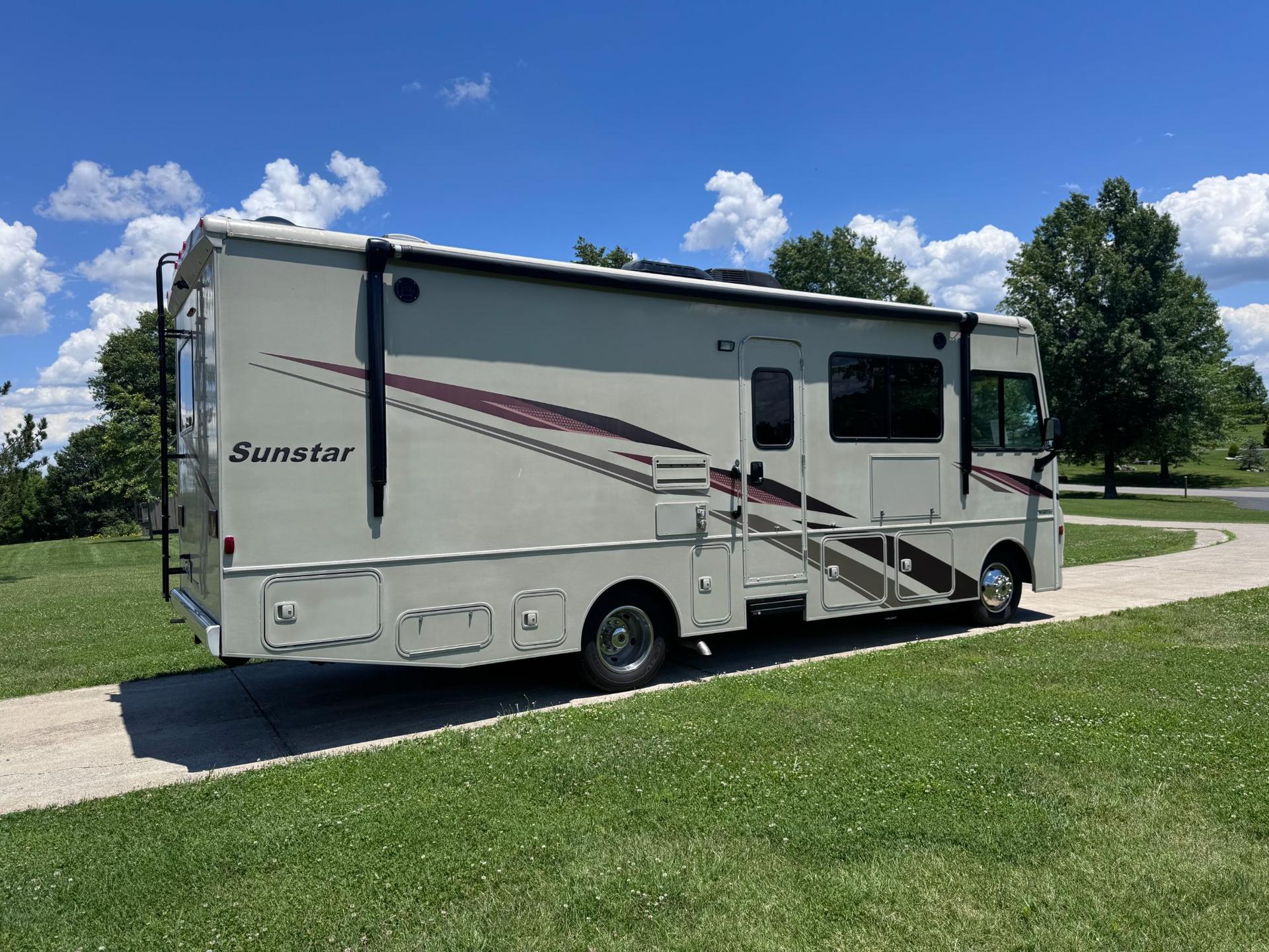 2019 Winnebago 2019 Winnebago Sunstar - thumbnail 3
