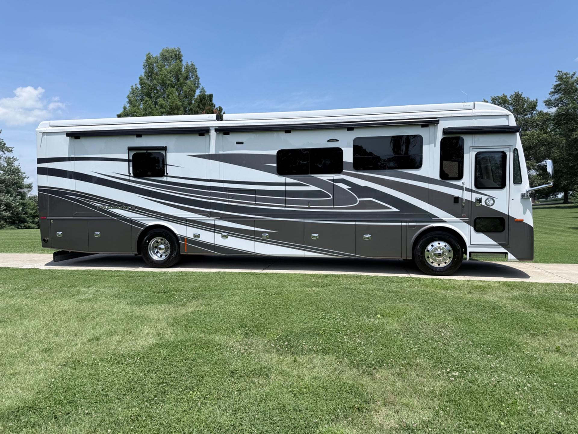 2025 TIFFIN MOTORHOMES 2025 TIFFIN MOTORHOMES Phaeton - thumbnail 3