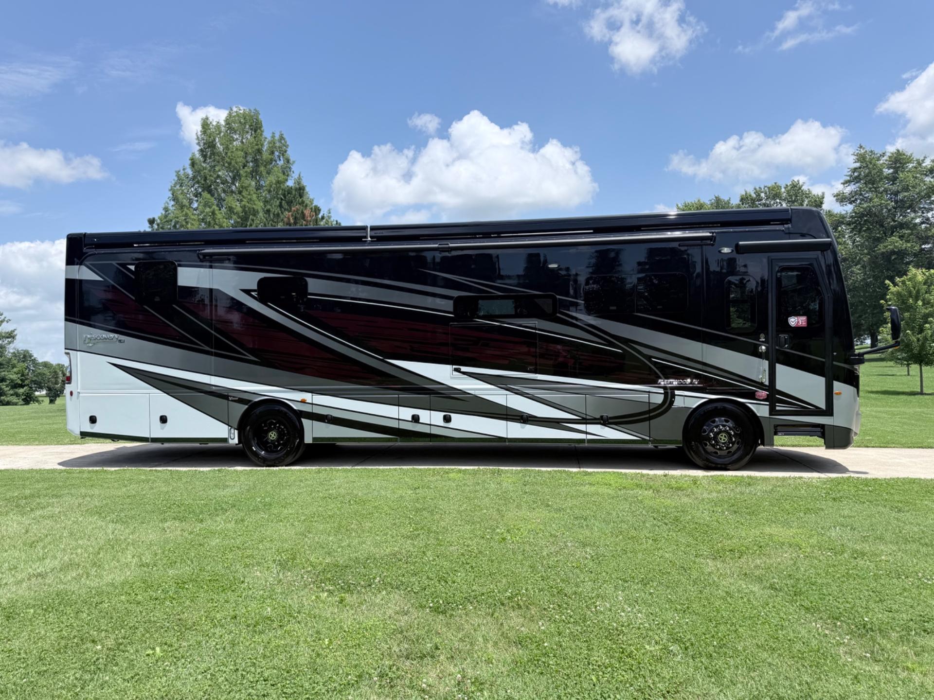 2027 Fleetwood 2027 Fleetwood Discovery LXE - thumbnail 3