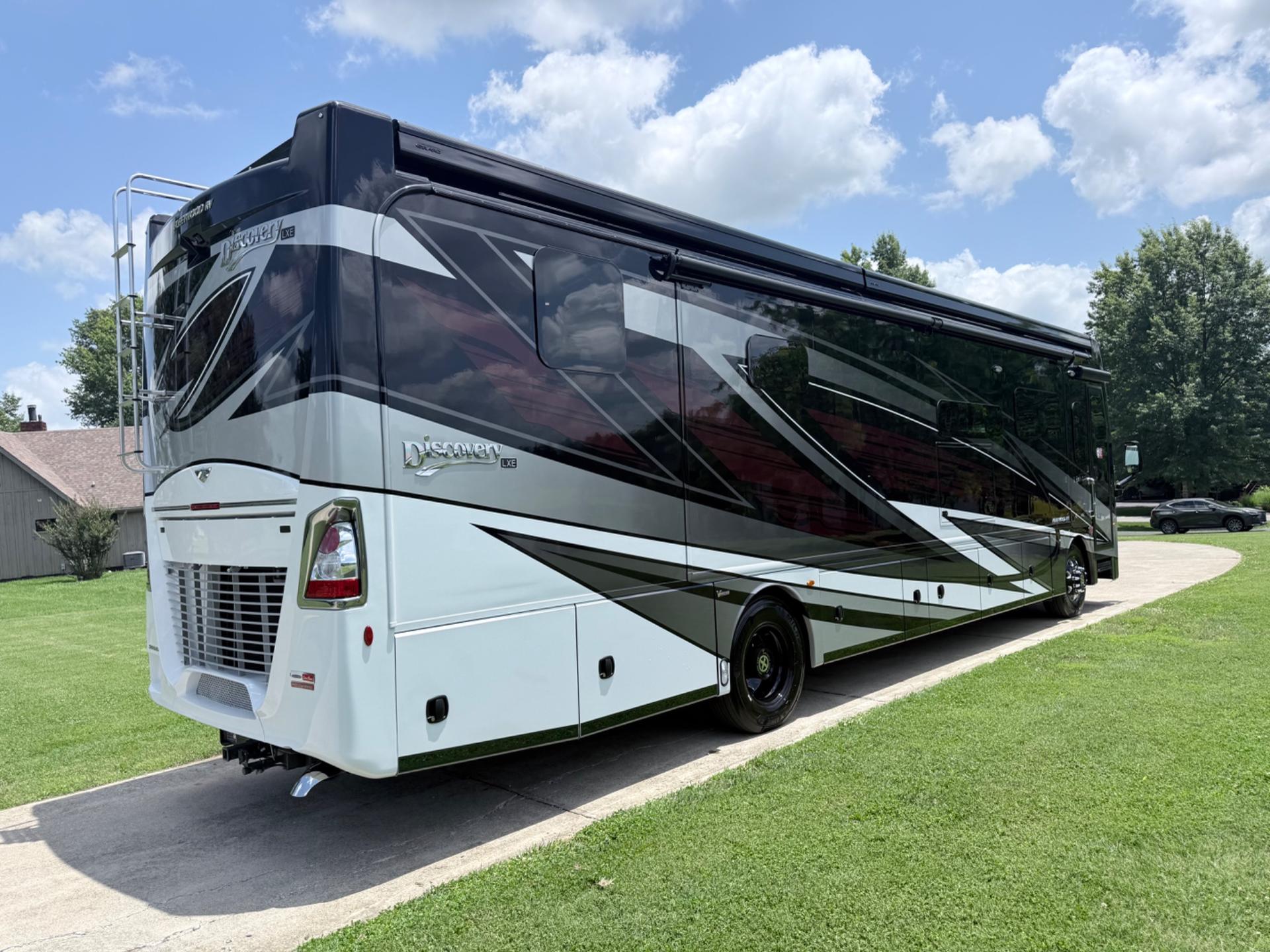 2027 Fleetwood 2027 Fleetwood Discovery LXE - thumbnail 4