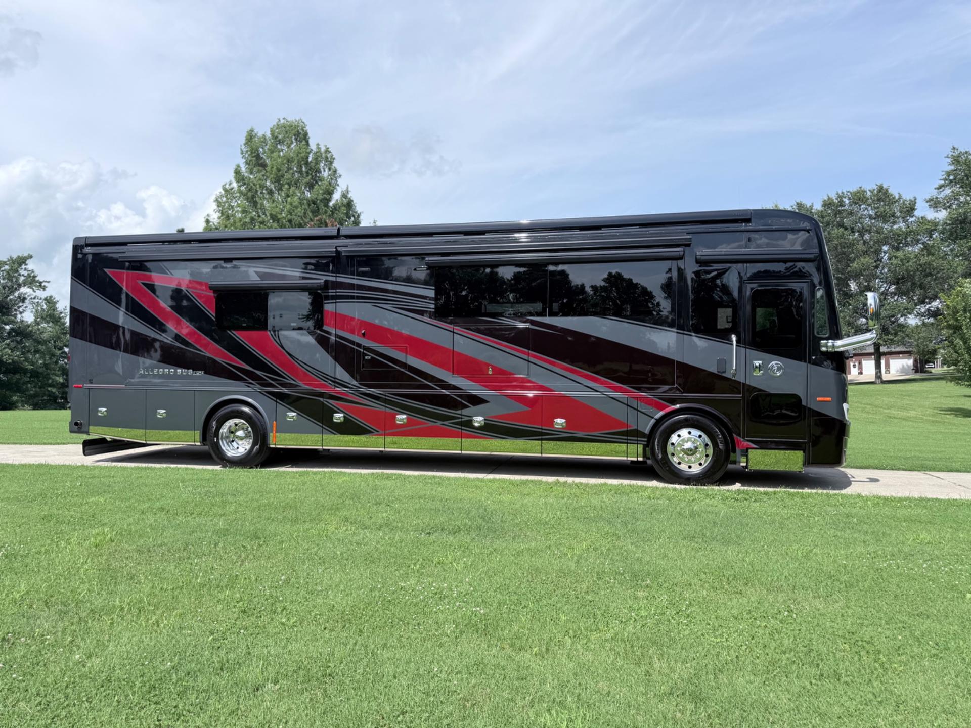 2026 Tiffin Motorhomes 2026 Tiffin Motorhomes Allegro Bus  - thumbnail 2