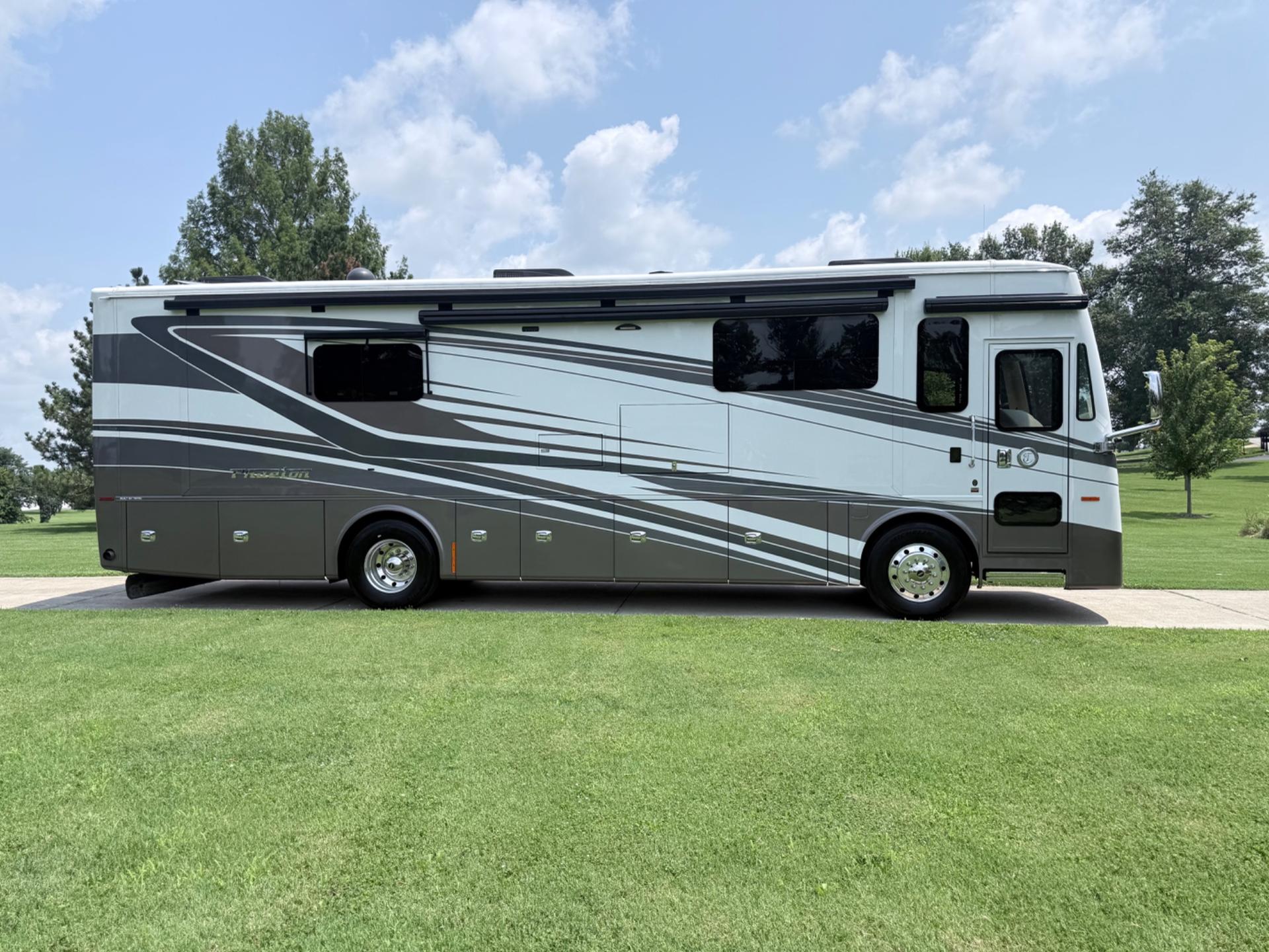 2024 Tiffin Motorhomes 2024 Tiffin Motorhomes Phaeton - thumbnail 2