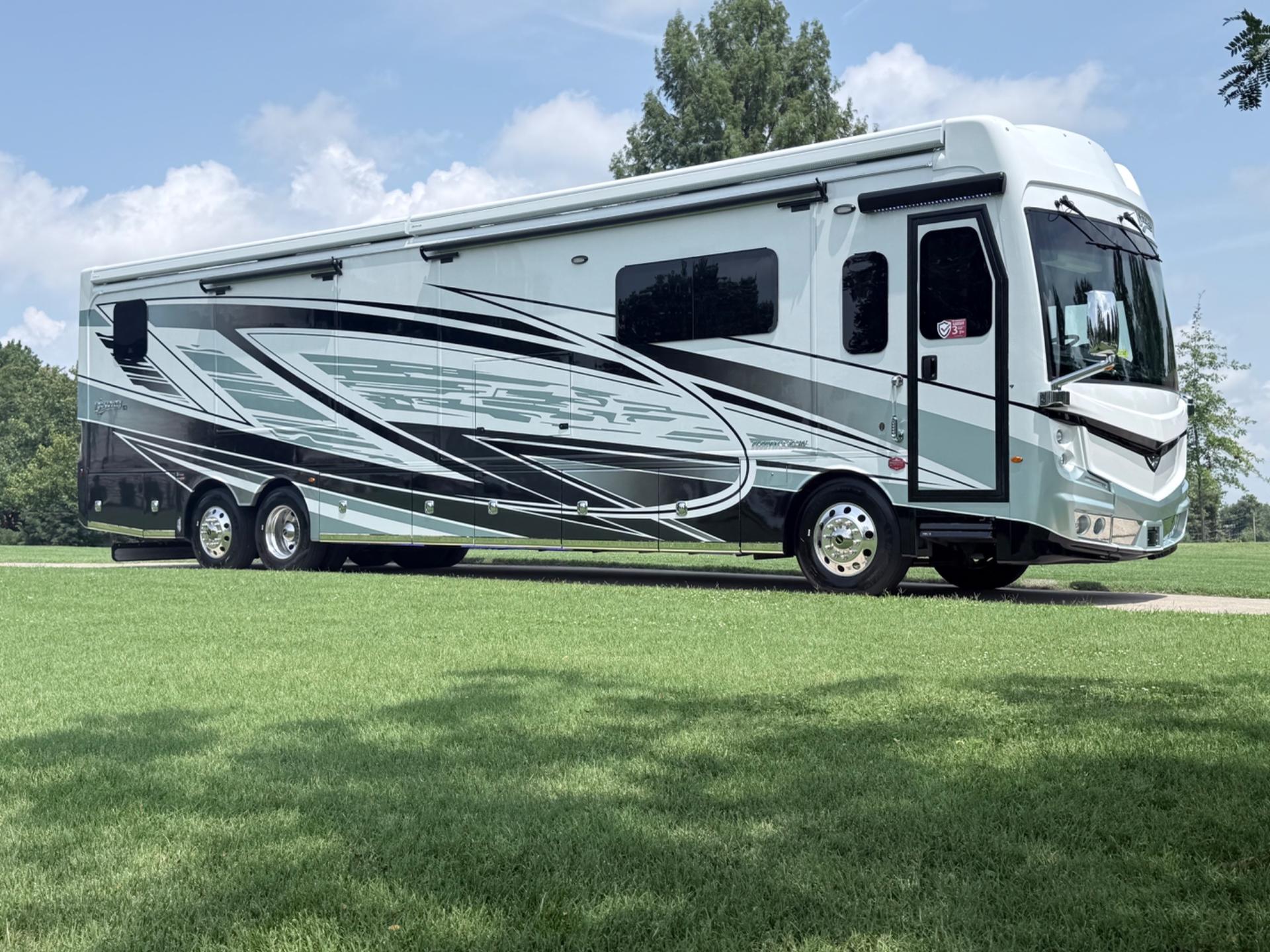 2027 Fleetwood  Discovery LXE 44S