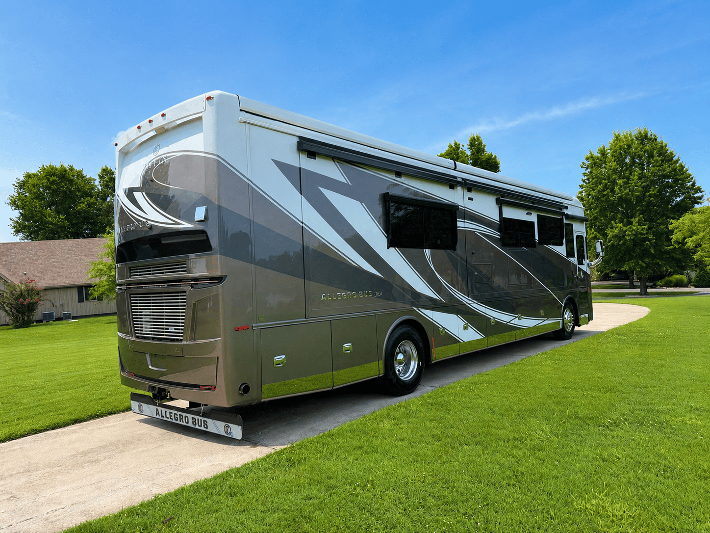 2027 Tiffin Motorhomes  2027 Tiffin Motorhomes  Allegro Bus  - thumbnail 4