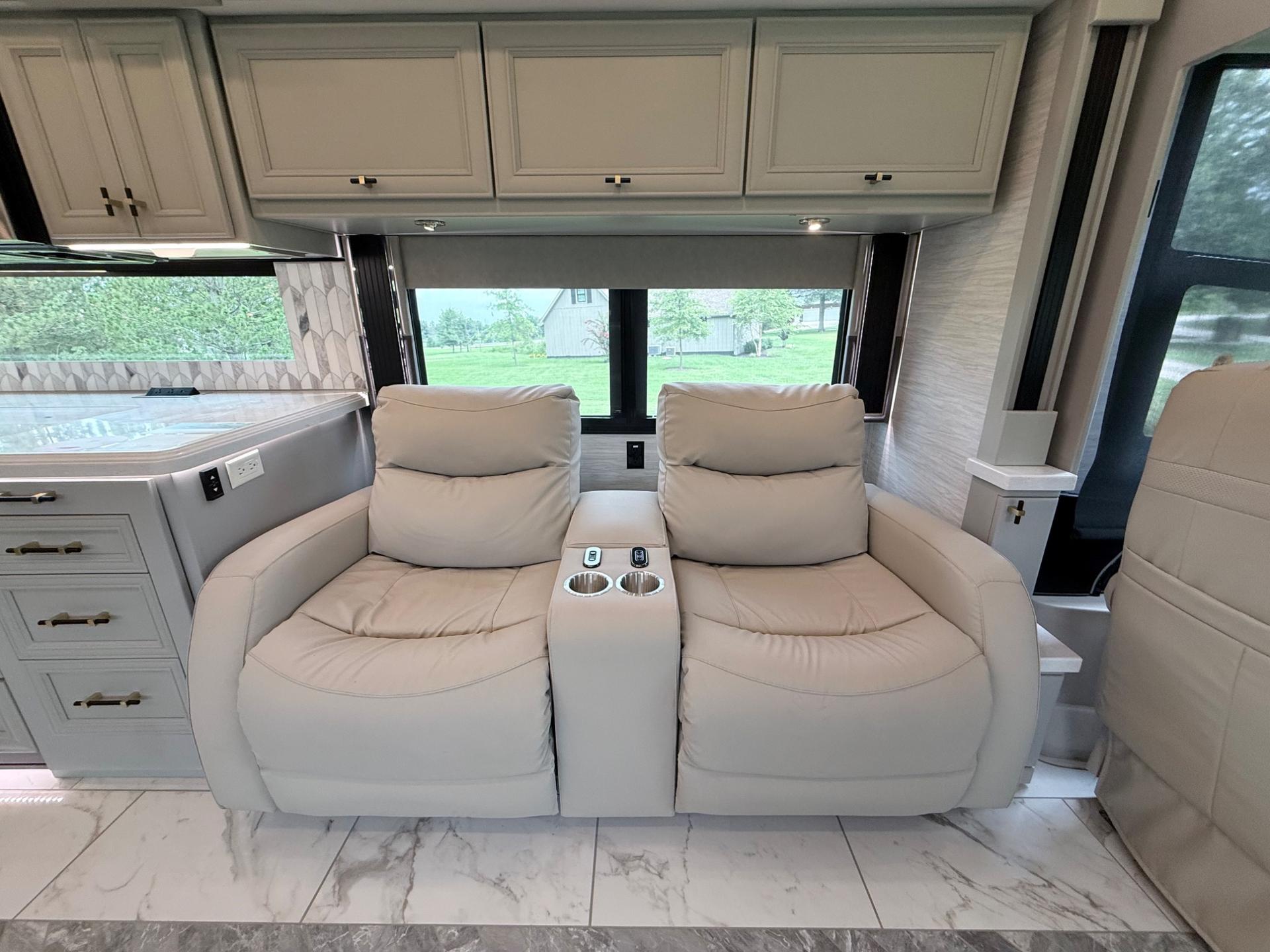 2027 Tiffin Motorhomes  2027 Tiffin Motorhomes  Allegro Bus  - thumbnail 19