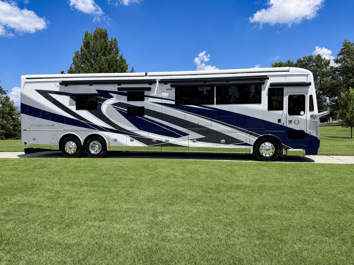 2027 Tiffin Motorhomes 2027 Tiffin Motorhomes Allegro Bus  - thumbnail 2