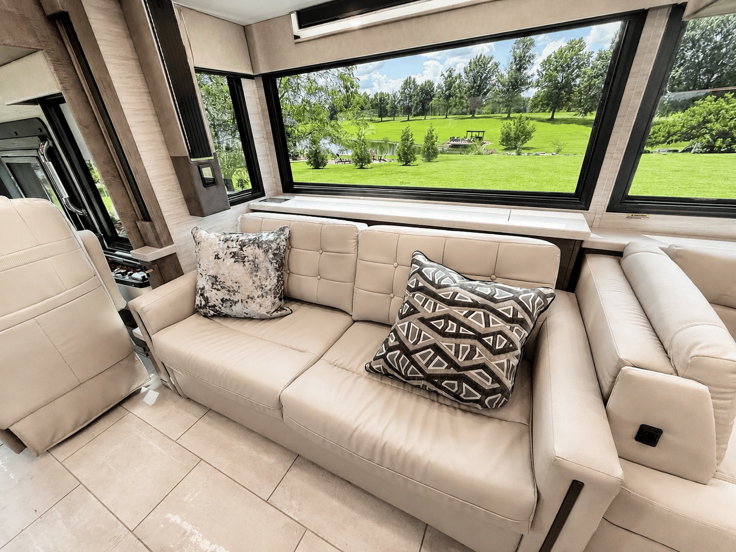 2027 Tiffin Motorhomes 2027 Tiffin Motorhomes Allegro Bus  - thumbnail 16
