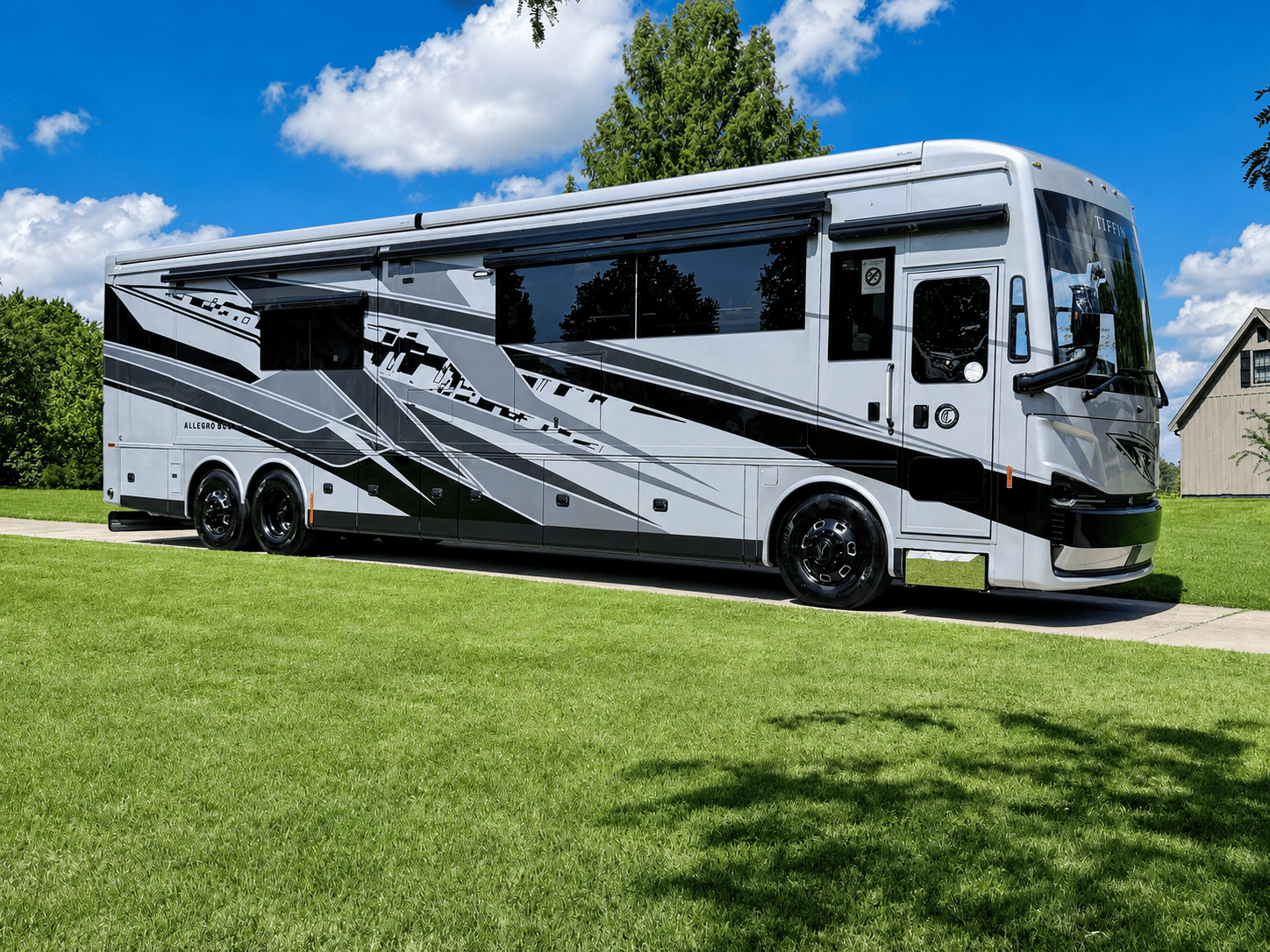 2027 Tiffin Motorhomes  2027 Tiffin Motorhomes  Allegro Bus  - thumbnail 2