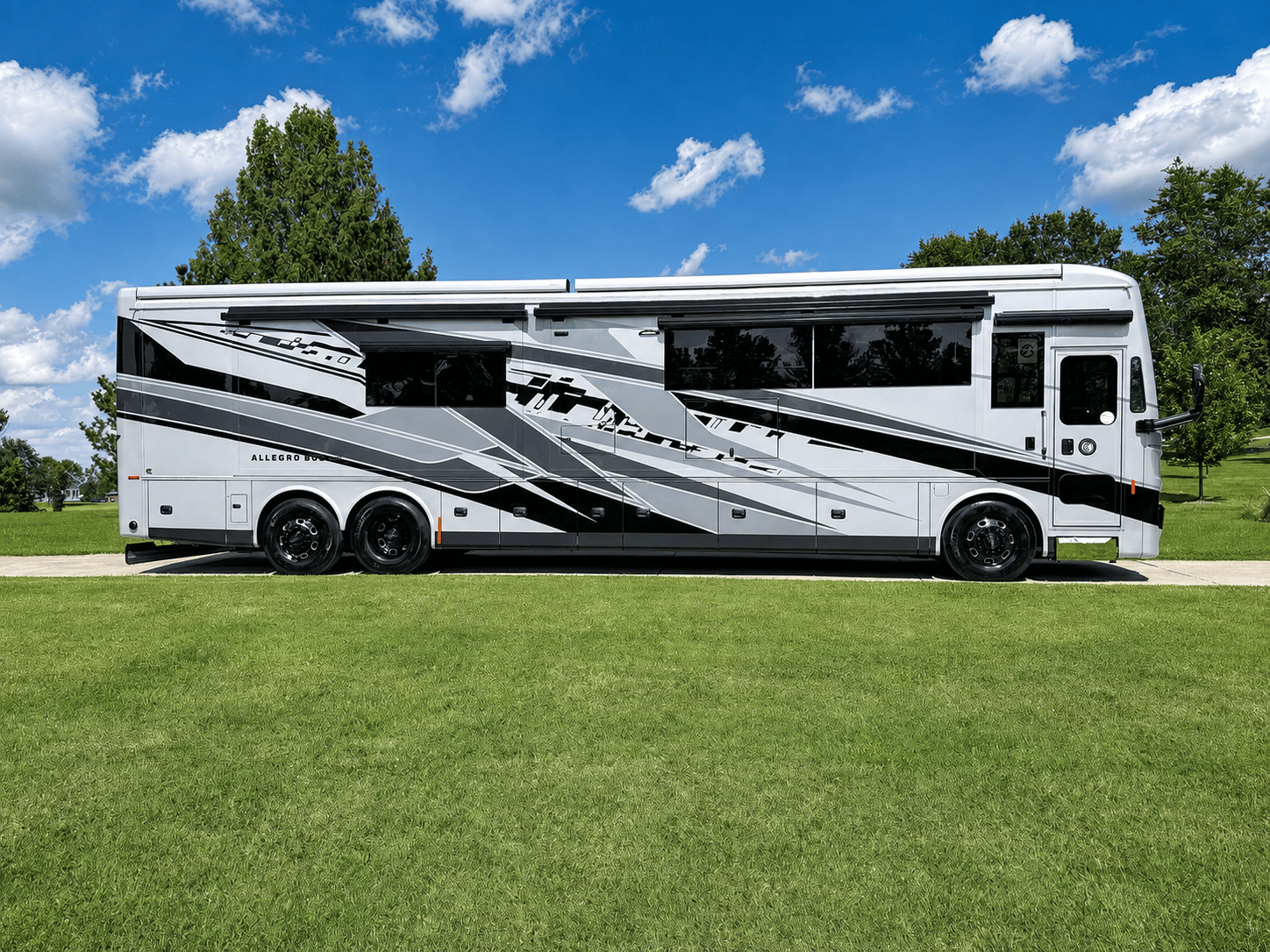 2027 Tiffin Motorhomes  2027 Tiffin Motorhomes  Allegro Bus  - thumbnail 3
