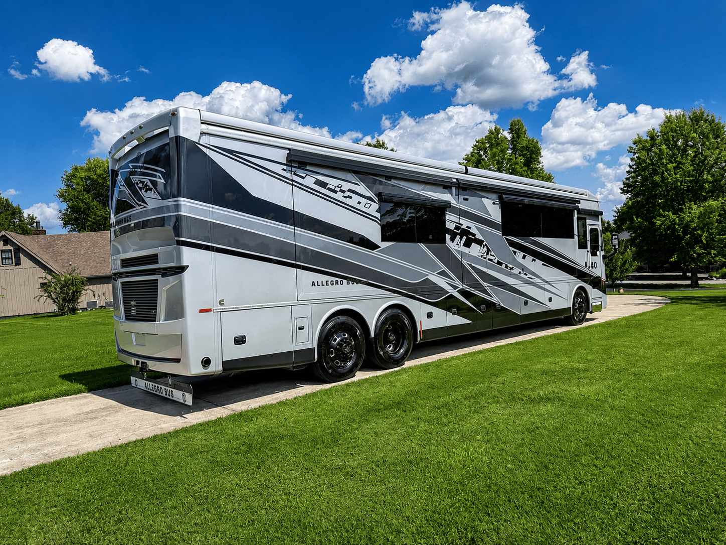 2027 Tiffin Motorhomes  2027 Tiffin Motorhomes  Allegro Bus  - thumbnail 4