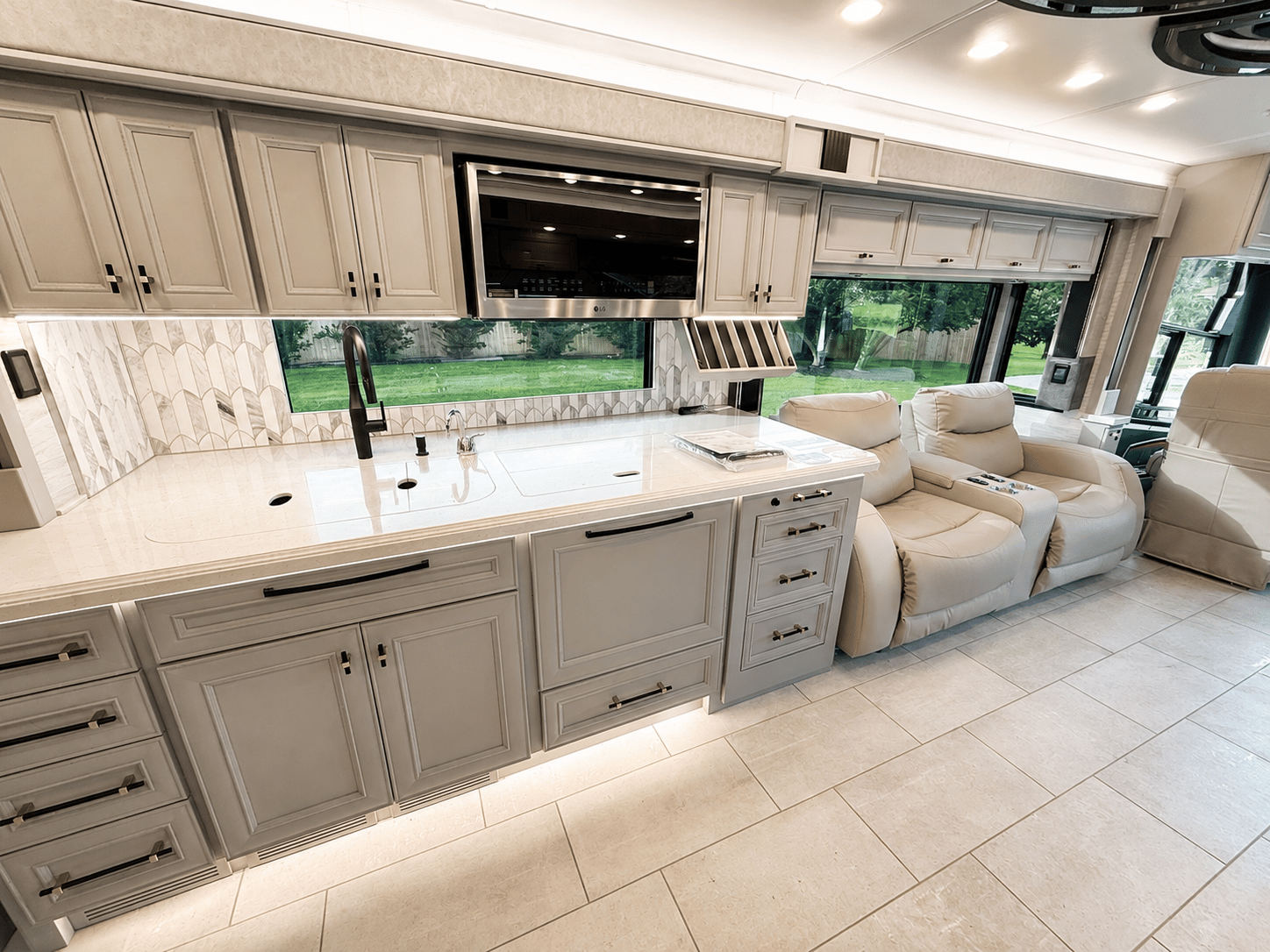 2027 Tiffin Motorhomes  2027 Tiffin Motorhomes  Allegro Bus  - thumbnail 19
