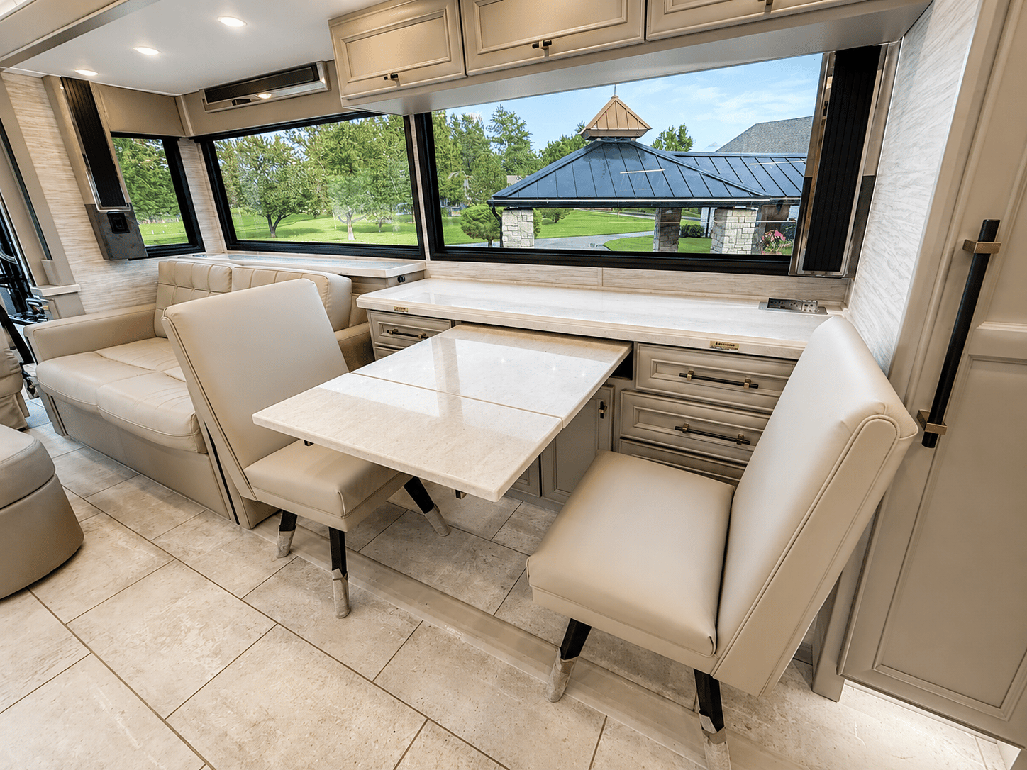 2027 Tiffin Motorhomes  2027 Tiffin Motorhomes  Allegro Bus  - thumbnail 18