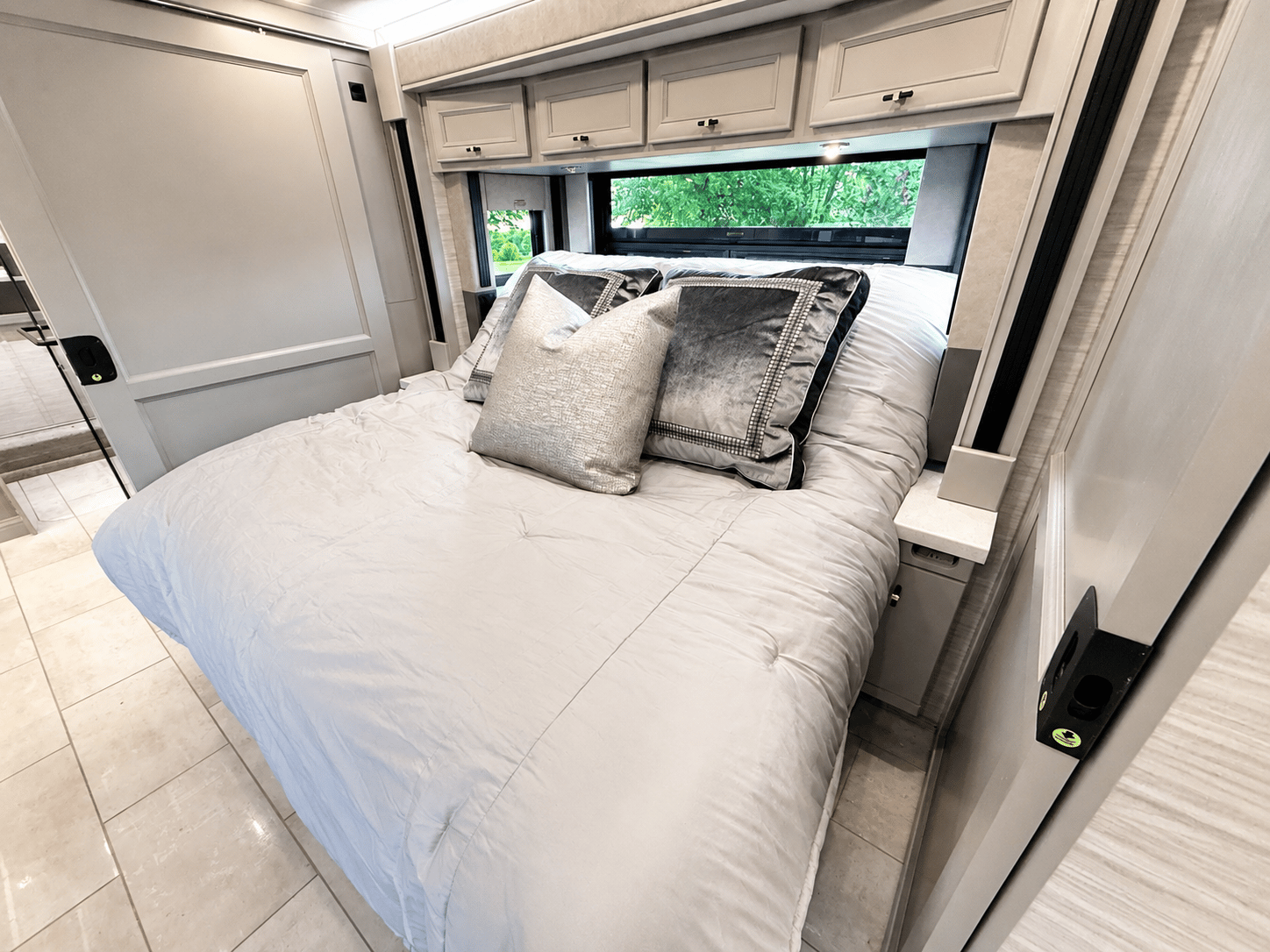 2027 Tiffin Motorhomes  2027 Tiffin Motorhomes  Allegro Bus  - thumbnail 29