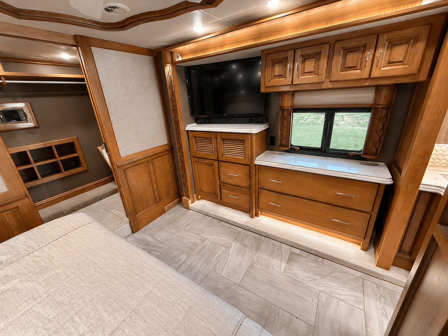 2018 Tiffin Motorhomes 2018 Tiffin Motorhomes Allegro Bus - thumbnail 32