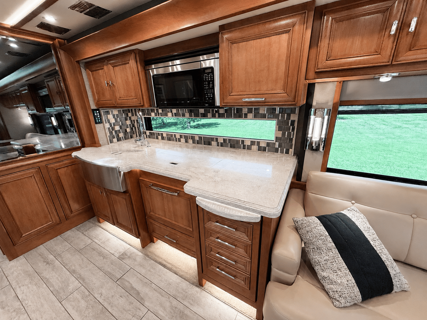 2019 Tiffin Motorhomes  2019 Tiffin Motorhomes  Allegro Bus  - thumbnail 26