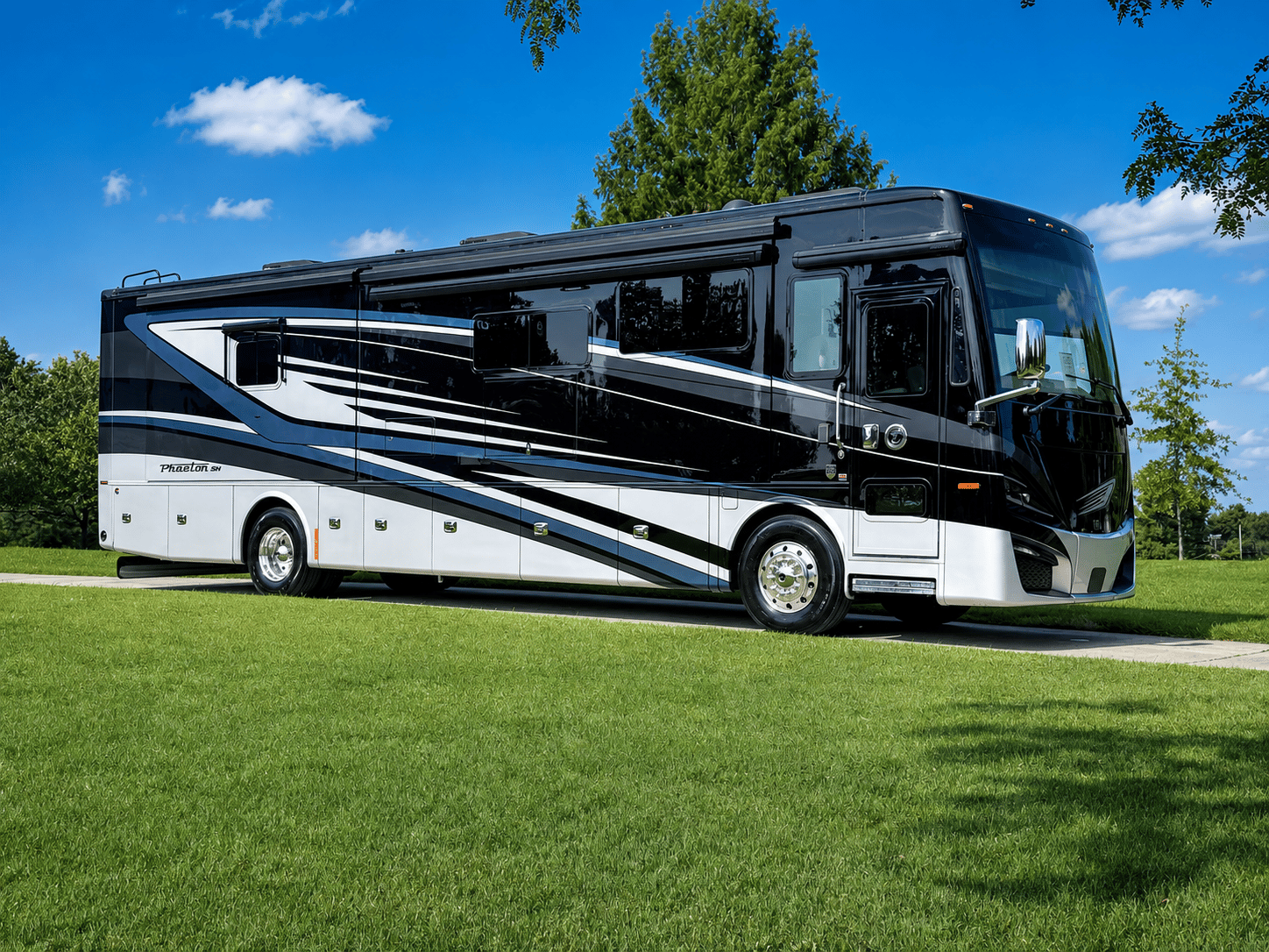 2022 Tiffin Motorhomes  2022 Tiffin Motorhomes  Phaeton - image 1