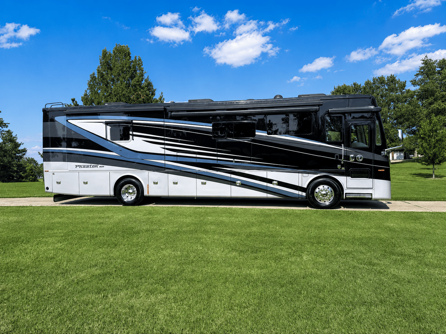 2022 Tiffin Motorhomes  2022 Tiffin Motorhomes  Phaeton - thumbnail 2