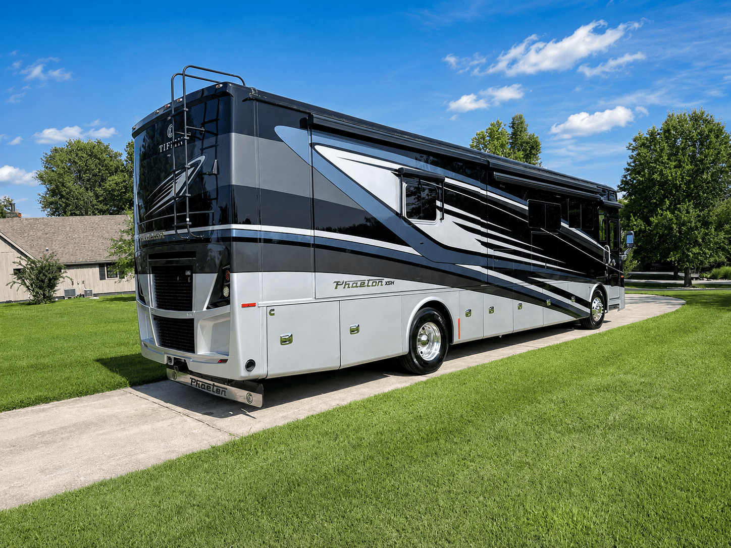 2022 Tiffin Motorhomes  2022 Tiffin Motorhomes  Phaeton - thumbnail 3
