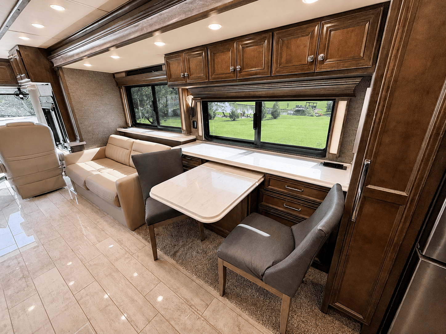2022 Tiffin Motorhomes  2022 Tiffin Motorhomes  Phaeton - thumbnail 17